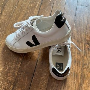 Veja women’s white/black sneakers size eur 38/us 7 excellent condition